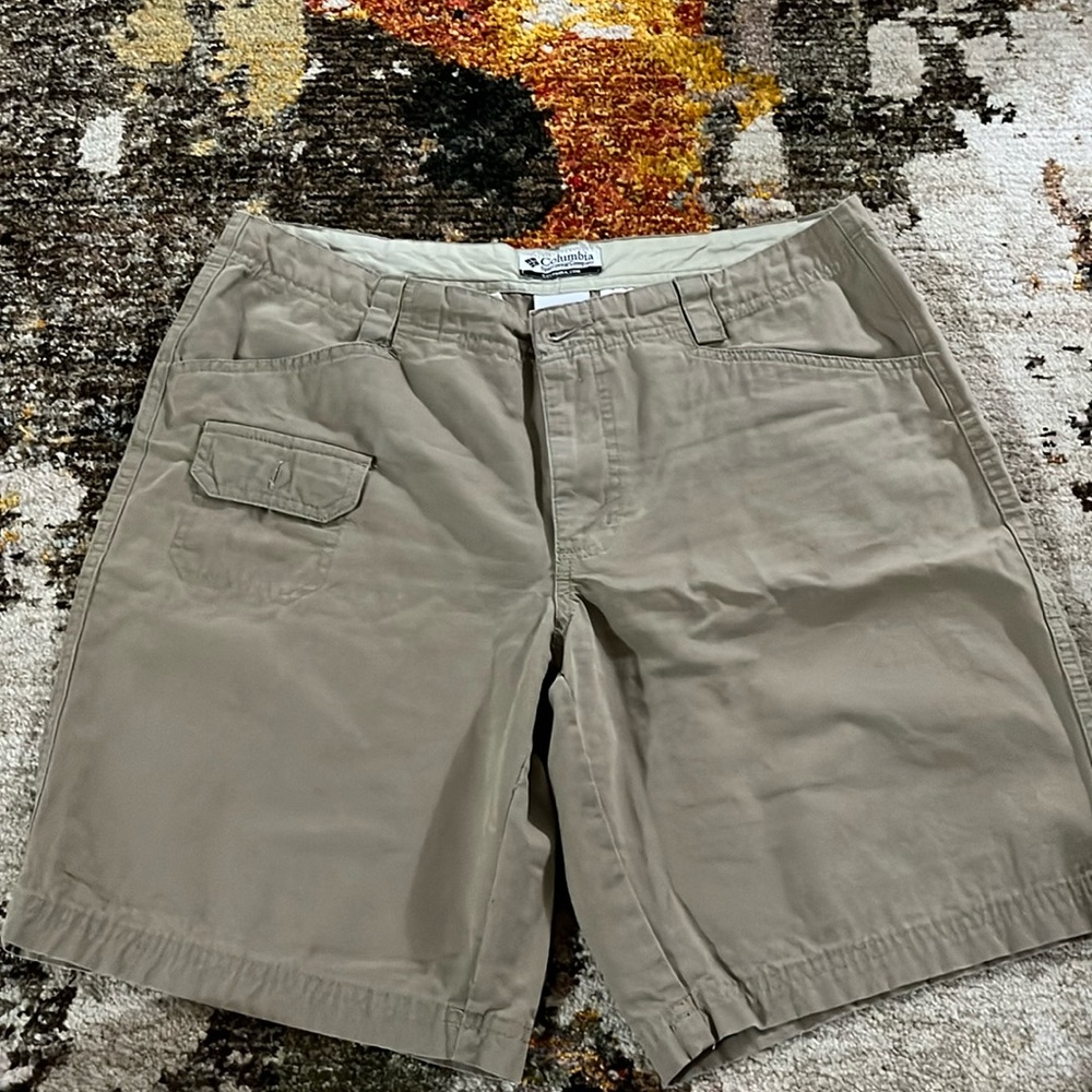 Kaki Columbia sport shorts.